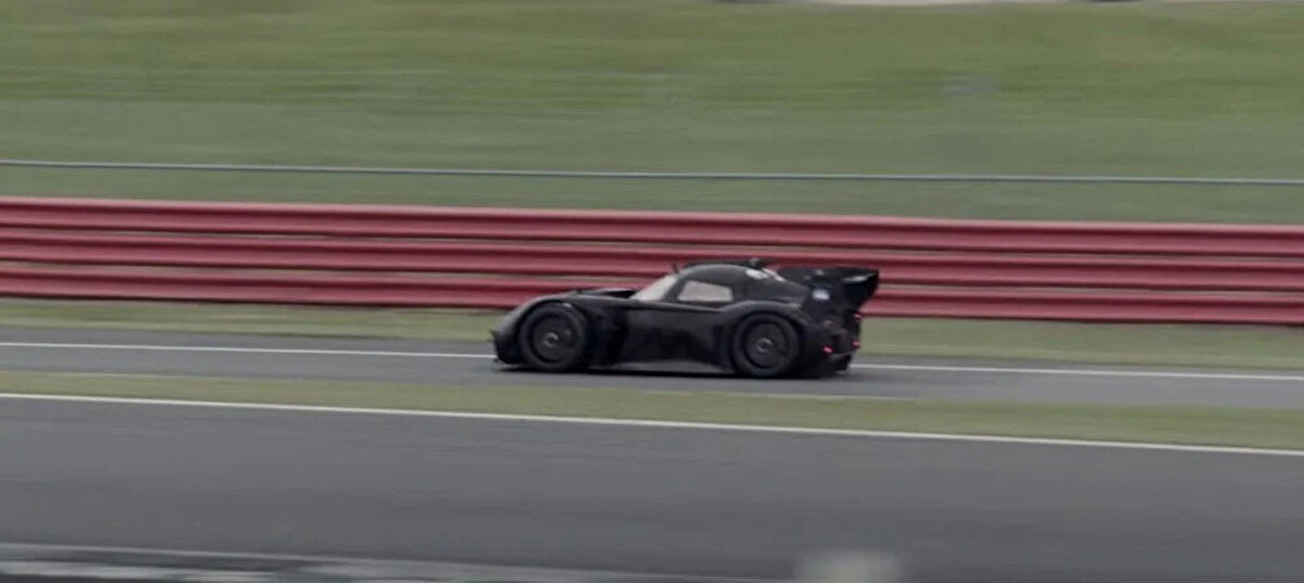 Aracın pist testlerini eski Formula 1, Le Mans ve IndyCar sürücüsü Max Chilton ve tepe tırmanışını yarışçısı Alex Summers yapıyor. <br><br>Rekor yarışında direksiyonun başında Max Chilton olacak.