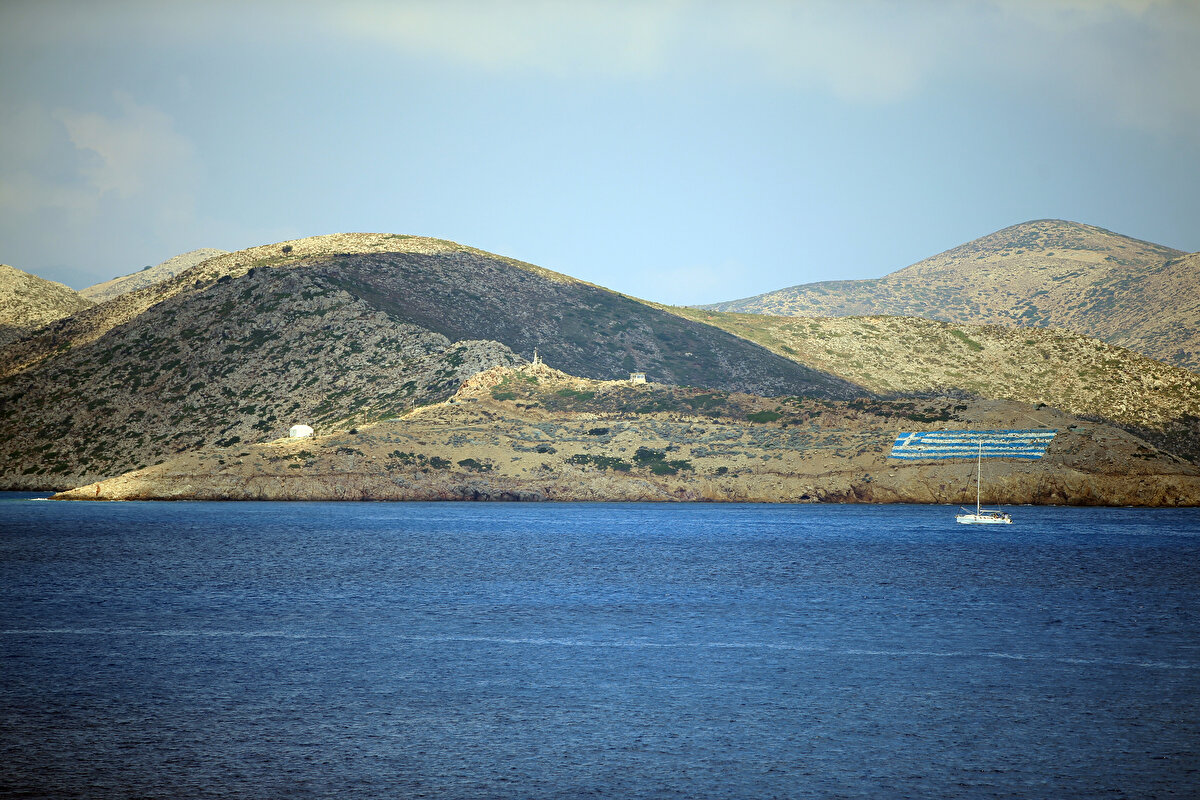 İstanköy ve Kelemez istikametindeki kruvaziyerler ile balıkçı teknelerinden de görüntülenen adadaki uluslararası hukuka aykırı durumu uydu fotoğraflarıyla da tespit etmek mümkün.<br><br>