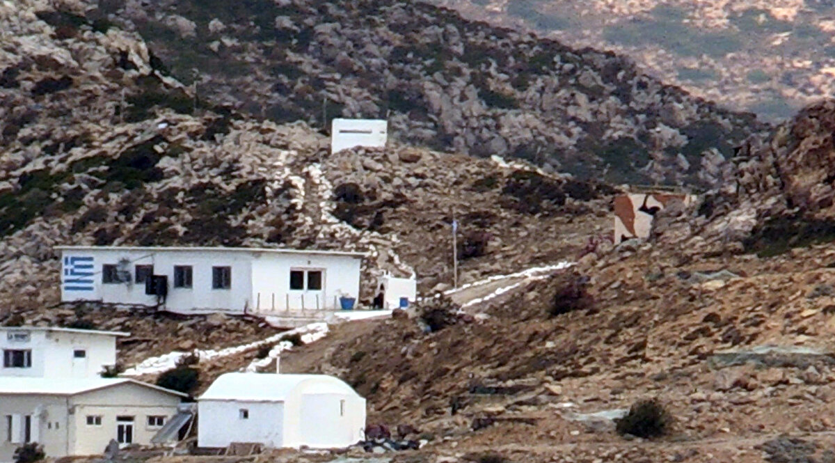 Adada yapılaşmanın olduğu alanda, siper veya sığınağa benzeyen taş yapıların çevresinde kamuflajlı tek tip kıyafetli Yunan askerleri bulunuyor. Bazı askerlerin yapıların önünde dinlendiği görülürken, devriye atan ve nöbet tutan askerler de dikkati çekiyor.<br><br>