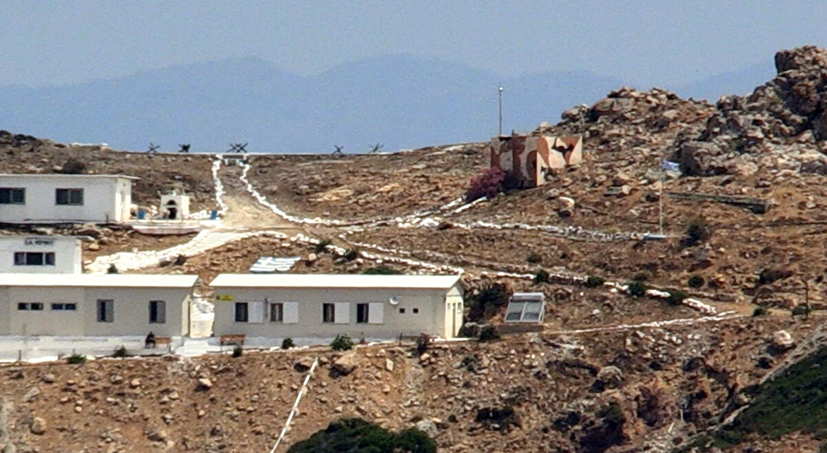 Türkiye kara sularında kalan Keçi Adası, Turgutreis ve Gümüşlük açıklarındaki Tüllüce, Küçük Tüllüce, Sarıot ve Çatal adalarına da çok yakın konumda.<br><br>Yunanistan Başbakanı Kiryakos Miçotakis, 3 Haziran'da İstanköy ve İstanbulya adalarında düzenlenen programlara katılmış, bu iki ada 1947 Paris Antlaşması'na aykırı şekilde silahlandırıldığı gerekçesiyle tartışmalara yol açmıştı. Miçotakis'in Keçi Adası'na da geçerek burada polis karakolu, sağlık ocağı ve sahil güvenlik ofisini ziyaret ettiği haberleri de Yunan basınında yer almıştı.<br><br>