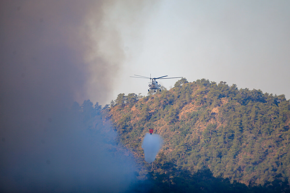 Yangına yönelik söndürme çalışmalarına Mehmetçiğin de destek verdiği bildirildi.<br><br>Milli Savunma Bakanlığı'ndan alınan bilgiye göre, bölgede görevli Deniz Kuvvetleri Komutanlığı'na ait İHA tarafından tespit edilen yangına müdahale için, Muğla Valiliği'nin talebi üzerine, Aksaz Üs Komutanlığı'ndan su tankeri, dozer, arazöz, yangın söndürme araçları ile personel görevlendirildi.