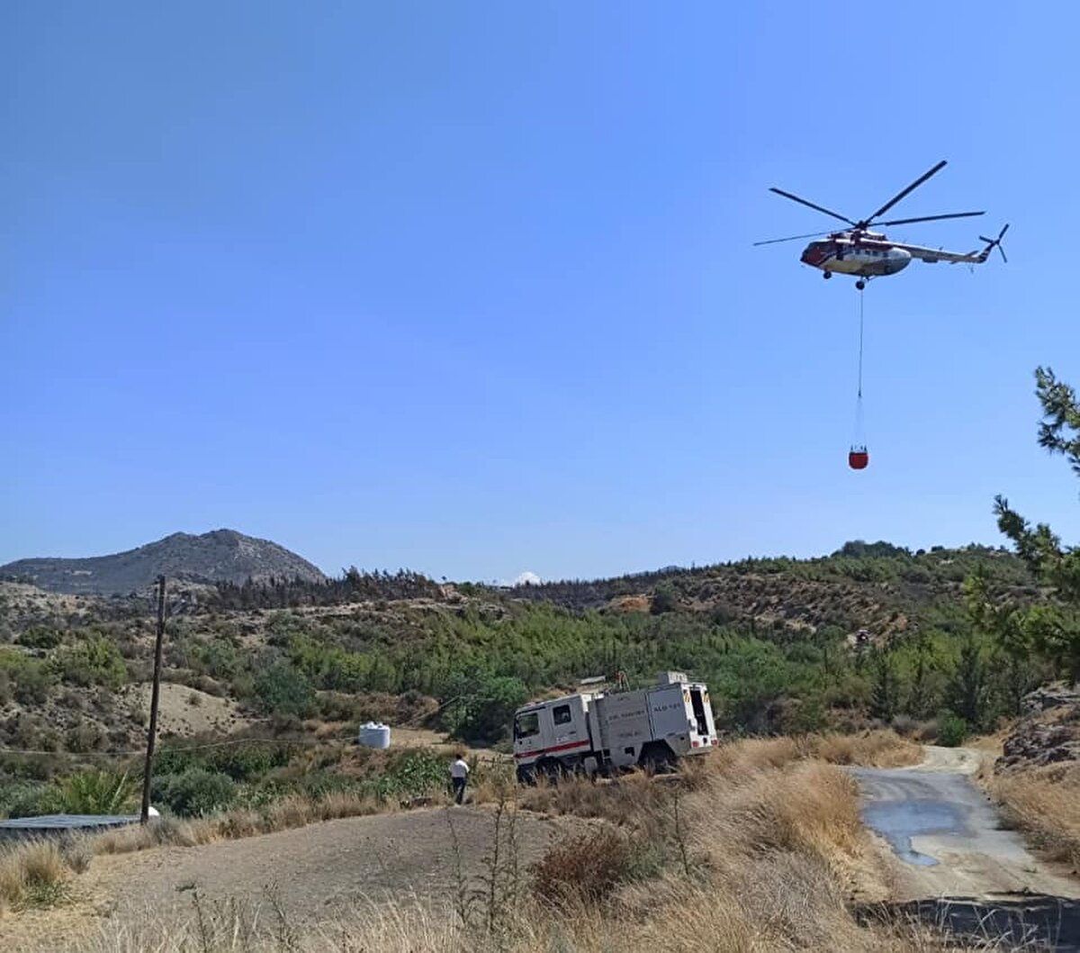 Yangından etkilenmesi muhtemel Mersinlik köyünün tahliye edilmesi için sivil savunma ekipleri tarafından çağrı yapıldı. Yangın söndürme çalışmaları devam ediyor.<br><br>