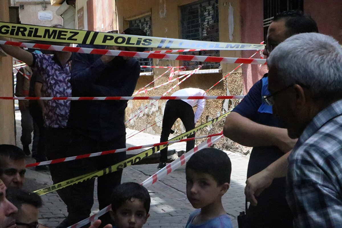 Ekiplerin çalışması sırasında bölgedeki çökme daha da genişledi. Daha sonra ekipler, bölgede 3 metre derinliğinde ve metrelerce uzunlukta bir tünel fark etti.<br><br>