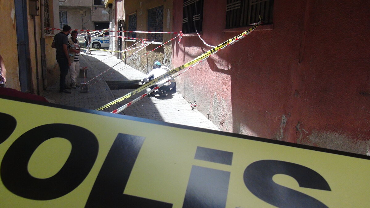 Urfa'da, Atatürk Mahallesi'nde sabah saatlerinde çökme meydana geldi. Bölge halkı durumu, 112 Acil Çağrı Merkezi'ne bildirdi. Olay yerine itfaiye ekipleri sevk edildi.