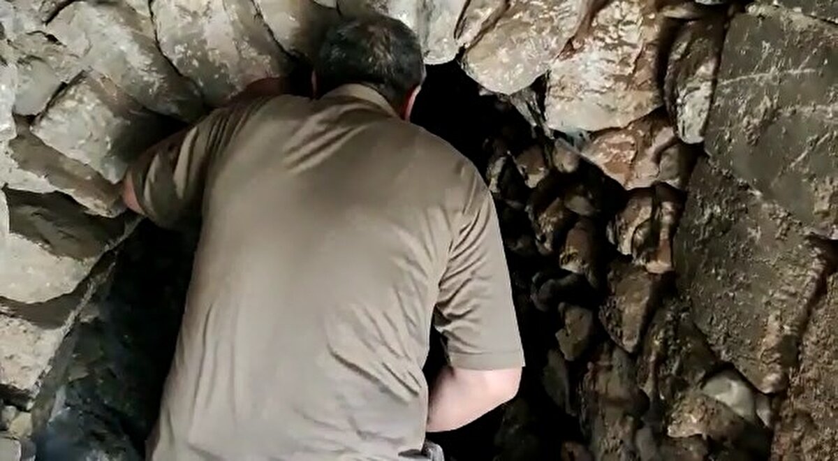 İlk incelemede çöken yolun altında Roma dönemine ait bir tünel olduğu belirlendi. Olay sonrası ekipler, çökme tehlikesine karşı sokaktaki evlerin boşatılması için çalışma başlattı.<br>