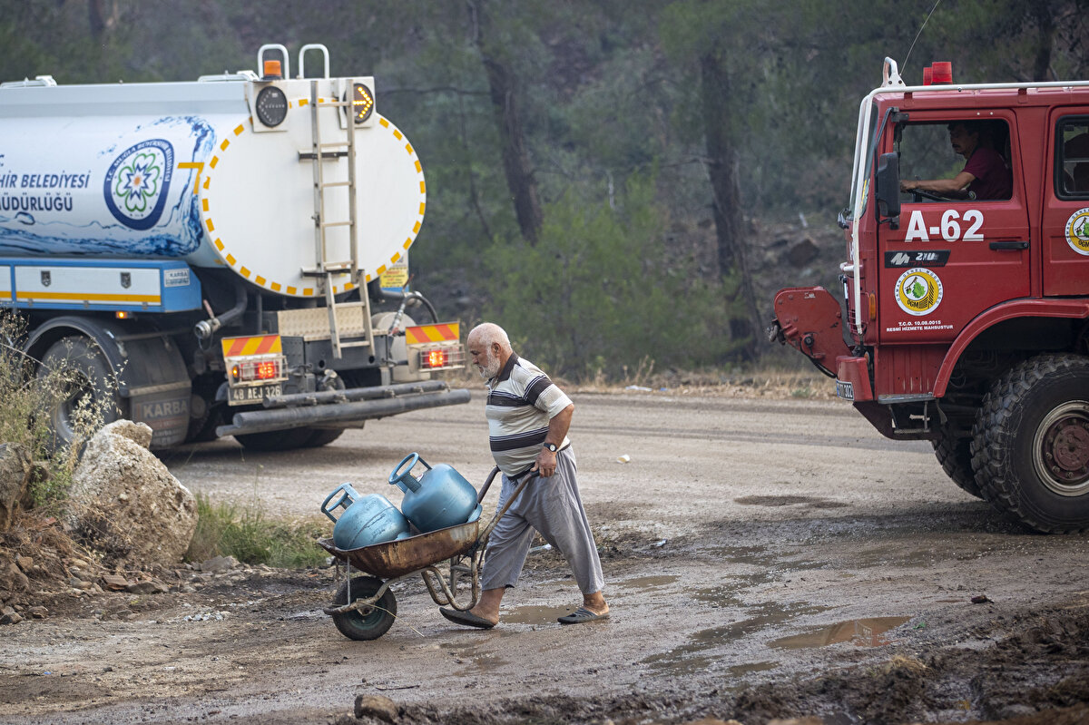 Muğla'nın Marmaris ilçesinde ormanlık alanda çıkan yangına müdahale sürüyor. Sabahın ilk ışıklarıyla birlikte 27 helikopter ve 14 uçak söndürme çalışmalarına yeniden katıldı. Tarım ve Orman Bakanı Kirişçi, güvenlik tedbirleri kapsamında 51 hanede 151 kişinin tahliye edildiğini açıkladı. Öte yandan Değirmenyanı mevkisindeki yangın koordinasyon merkezi de tedbir amaçlı boşaltıldı.<br>Muğla'nın Marmaris ilçesinde ormanlık alanda çıkan yangına müdahale sürüyor.<br><br>Sabahın ilk ışıklarıyla birlikte 20 OGM helikopteri olmak üzere 27 helikopter ve 14 uçak söndürme çalışmalarına yeniden katıldı.