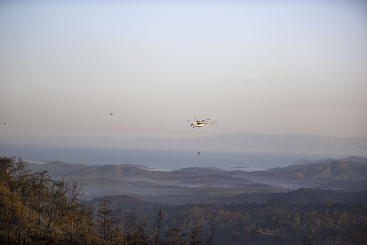 Tarım ve Orman Bakanı Vahit Kirişci ile İçişleri Bakanı Süleyman Soylu da çalışmaları takip etmek üzere bölgede.<br><br>Söndürme çalışmalarıyla ilgili akşam saatlerinde bir açıklama yapan Bakan Kirişci, 51 haneden 151 kişinin tedbir amaçlı tahliye edildiğini belirtti.