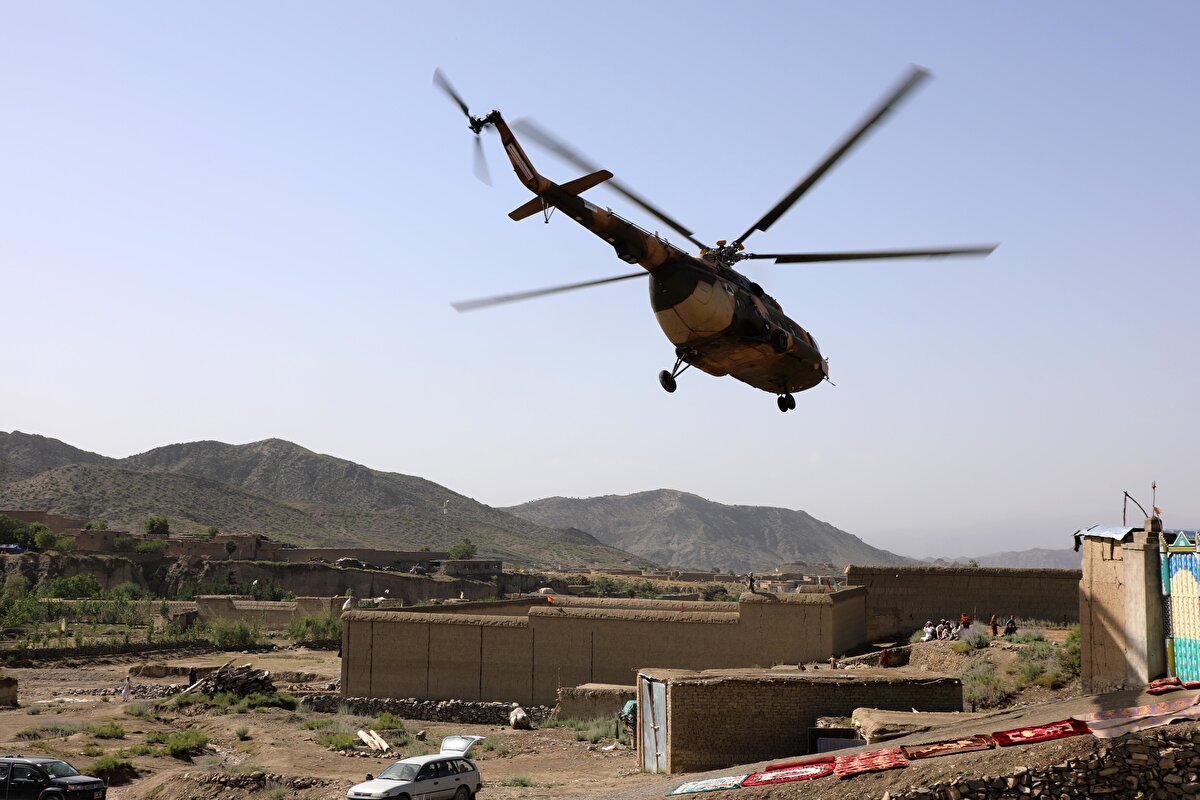 Giyan ilçe merkezine, gün boyu, deprem nedeniyle çeşitli ülkelerden Afganistan'a gönderilen insani yardımları taşıyan helikopterler indi.