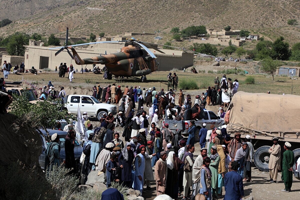 Türk Kızılay 500 aileye gıda yardımında bulunurken İnsan Hak ve Hürriyetleri (İHH) İnsani Yardım Vakfı da 500 kişiye sıcak yemek dağıttı.
