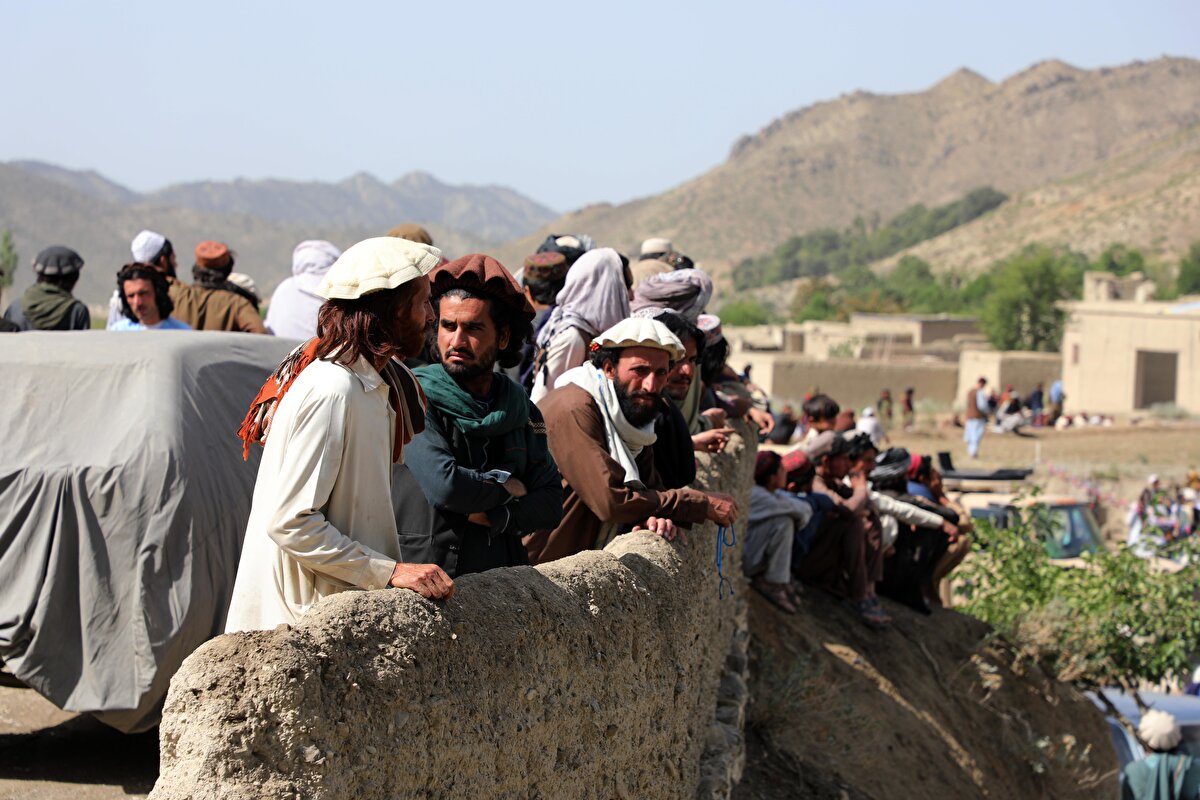 Bir depremzede, içinde bulundukları durumla ilgili, "Çadırımız yok. Ev de yıkıldı. Gece hava da soğuk. Yağmurlu havada dışarıda kaldık. Kalacak yerimiz yok. Küçük çocuklarımızı başka köylerdeki akrabalarımızın evlerine gönderdik." diye konuştu.