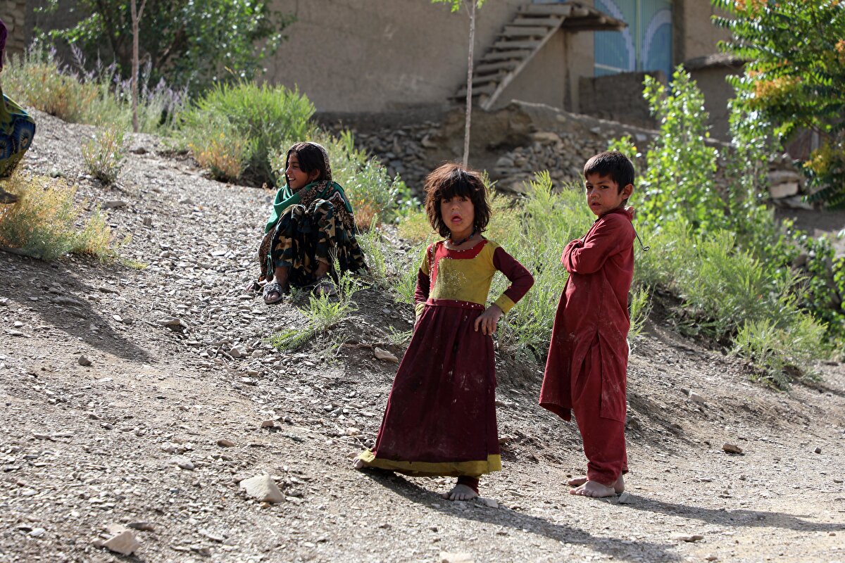 Birçok depremzede, evlerindeki erzakların da enkaz altında kaldığını ifade ederken acilen gıda malzemeleri ve çadıra ihtiyaç duyduklarını aktardı.
