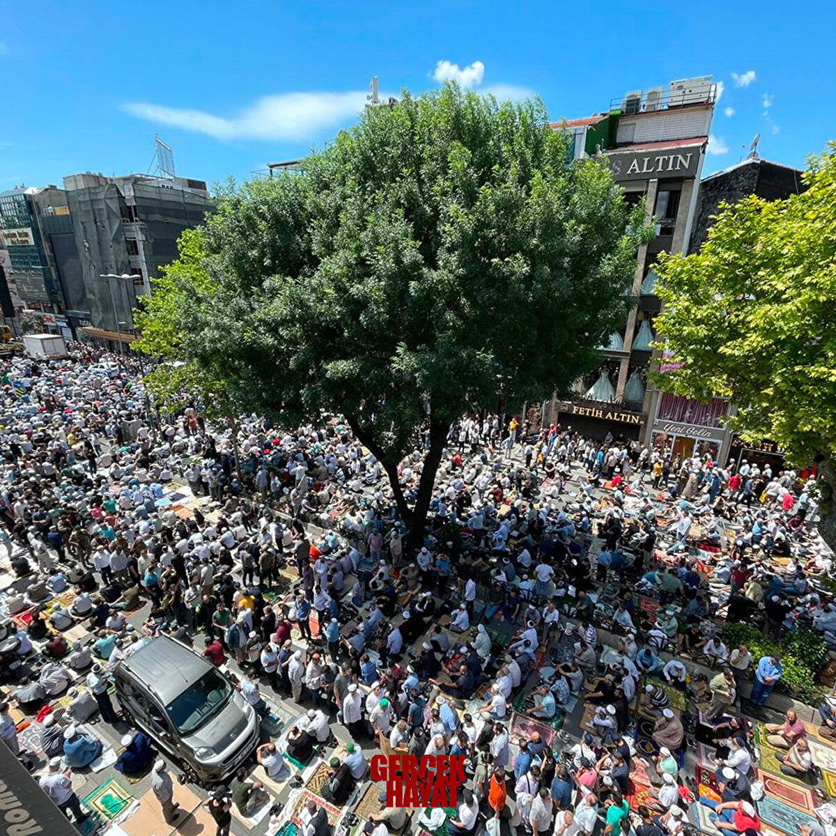 Cumhurbaşkanı Erdoğan da burada yaptığı konuşmada, bugün ilim irfan ve hikmet sahibi bir önderi, ebediyete yolcu ettiklerini söyledi.<br><br>1965- 1966 yıllarında Fatih İmam Hatip'te öğrenciyken cuma namazlarına geldiği İsmailağa Camisi'nde Mahmut Ustaosmanoğlu'nu dinlediğini ve orada kendisiyle müşerref olduğunu anlatan Cumhurbaşkanı Erdoğan, sözlerine şöyle devam etti