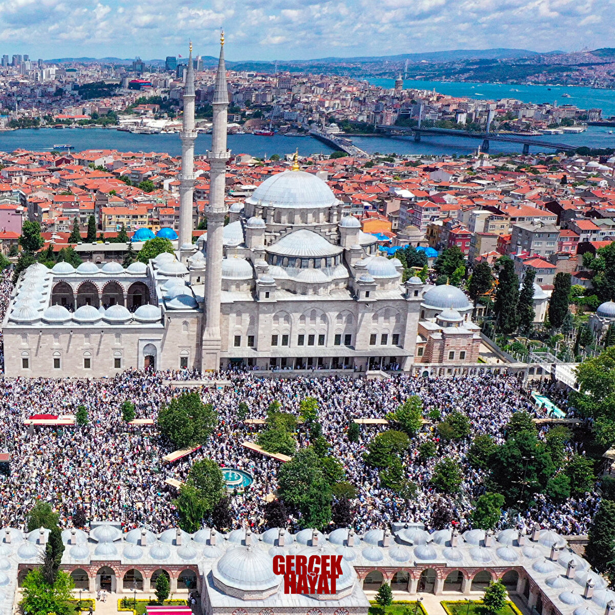 Ustaosmanoğlu'nun cenaze törenine yakınlarının yanı sıra Cumhurbaşkanı Recep Tayyip Erdoğan, Adalet Bakanı Bekir Bozdağ, Gençlik ve Spor Bakanı Mehmet Muharrem Kasapoğlu, İçişleri Bakanı Süleyman Soylu, Sanayi ve Teknoloji Bakanı Mustafa Varank, Ulaştırma ve Altyapı Bakanı Adil Karaismailoğlu, AK Parti Genel Başkanvekili Numan Kurtulmuş, AK Parti Grup Başkanvekili Mahir Ünal, Diyanet İşleri Başkanı Ali Erbaş, Cumhurbaşkanlığı İletişim Başkanı Fahrettin Altun, Cumhurbaşkanlığı Sözcüsü İbrahim Kalın, Büyük Birlik Partisi Genel Başkanı Mustafa Destici, Saadet Partisi Genel Başkanı Temel Karamollaoğlu, Yeniden Refah Partisi Genel Başkanı Fatih Erbakan, Gelecek Partisi Genel Başkanı Ahmet Davutoğlu, eski TBMM Başkanı İsmail Kahraman, CHP İstanbul Milletvekili İlhan Kesici, İlim Yayma Vakfı Mütevelli Heyeti Başkanı Bilal Erdoğan, AK Parti İstanbul İl Başkanı Osman Nuri Kabaktepe de katıldı.