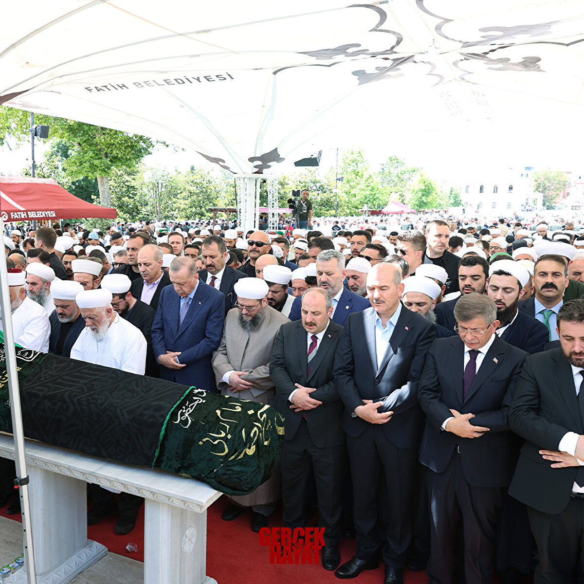 "Zaman zaman Yavuz Selim Camisi'nde sohbetlerinde bulunurduk. Gerçekten bir ömür, bu ümmetin manevi mimarı olarak bulunmuş Hocaefendi Hazretlerinin şarktan garba uzayan bir mücadele... Bu mücadelede de farz, sünnet... Bunlardan asla zerre kadar tavizinin olmadığını biliyoruz. Son dönemlerinde tabii gerçekten çok çile çekti ve bu çilenin ardından bugün Hakk'a uğurluyoruz. Yaş 93 ama kendisini tanıdık, bildik ve bu imanıyla da biz, sevgili Habibi'ne komşu olacağına da inanıyoruz. Rabbim cümlemizi inşallah sevgili Habibi'yle inşallah komşu kılsın. Bizleri de hep birlikte haşrucem etsin."