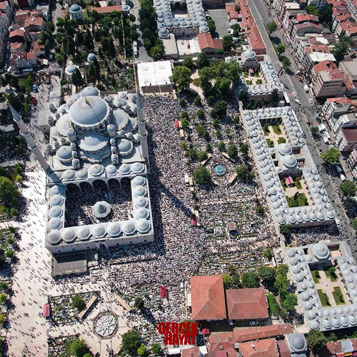 Cenaze töreninde daha sonra Diyanet İşleri Başkanı Ali Erbaş, Mahmut Ustaosmanoğlu için dua etti.