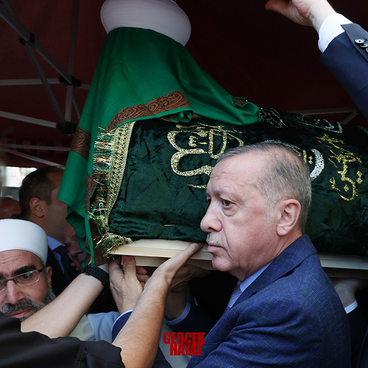 Daha sonra Cumhurbaşkanı Erdoğan, beraberindekilerle Ustaosmanoğlu'nun tabutuna omuz verdi. Ustaosmanoğlu'nun cenazesi defnedilmek üzere Edirnekapı Sakızağacı Şehitliği'ne götürüldü.<br><br>Cenaze törenine katılan sevenleri de Fevzipaşa Caddesi'nden, cenazenin toprağa verileceği mezarlığa doğru yürüdü.