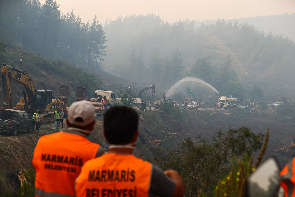 Yangın bölgesinde yapılan inceleme ve araştırma sonucu yangının Hisarönü Mahallesi Saklıkoy mevkisinde çıkmış olabileceği ihtimali üzerine, olay yeri inceleme ekiplerince bölgede çalışma yapıldı. Yangının çıkış noktası olarak değerlendirilen noktada yakılmış 3 araç lastiği bulundu, ayrıca bu alanda 48 plakalı terkedilmiş bir motosiklet ele geçirildi.<br><br>