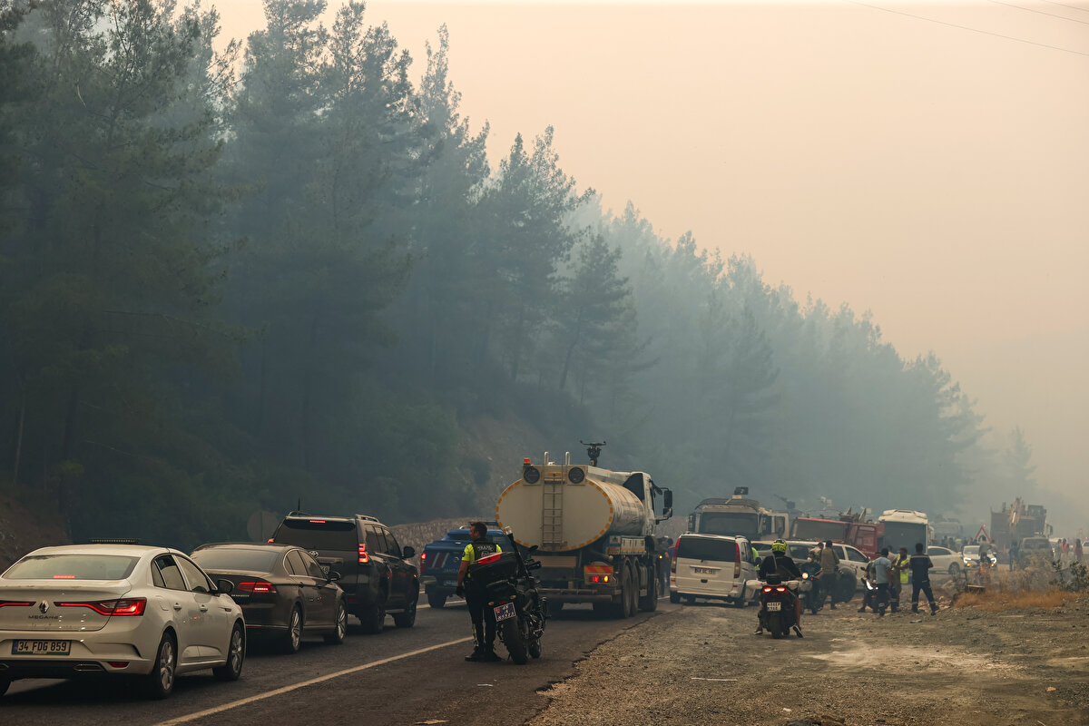 S.A'nın cep telefonunun, yangının çıktığı gün saat 23.30 itibarıyla kapatıldığı tespit edildi.<br><br>Ayrıca yapılan incelemede, S.A'nın sosyal medya hesabından yangın öncesinde, yangın çıkış noktası olarak değerlendirilen noktadan konum paylaşarak "Facebook" hesabından arazi anlaşmazlığı nedeniyle ailesine tehdit cümleleri yazdığı belirlendi.
