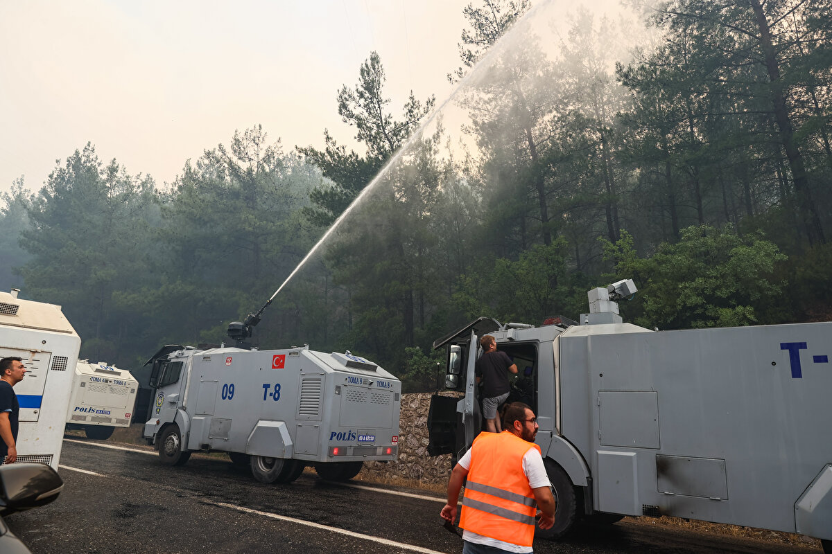Emniyet ve jandarma ekiplerince yangın bölgesinde bulunan işletmeler ile 2 otel ve 2 kamp alanına ait güvenlik kameraları, bölgede bulunan fotokapanlar, kameralar ile plaka tanıma sistemi (PTS) kayıtları incelendi. Ayrıca toplam 3 bin 832 şahıs ve araç da sorgulandı.<br><br>