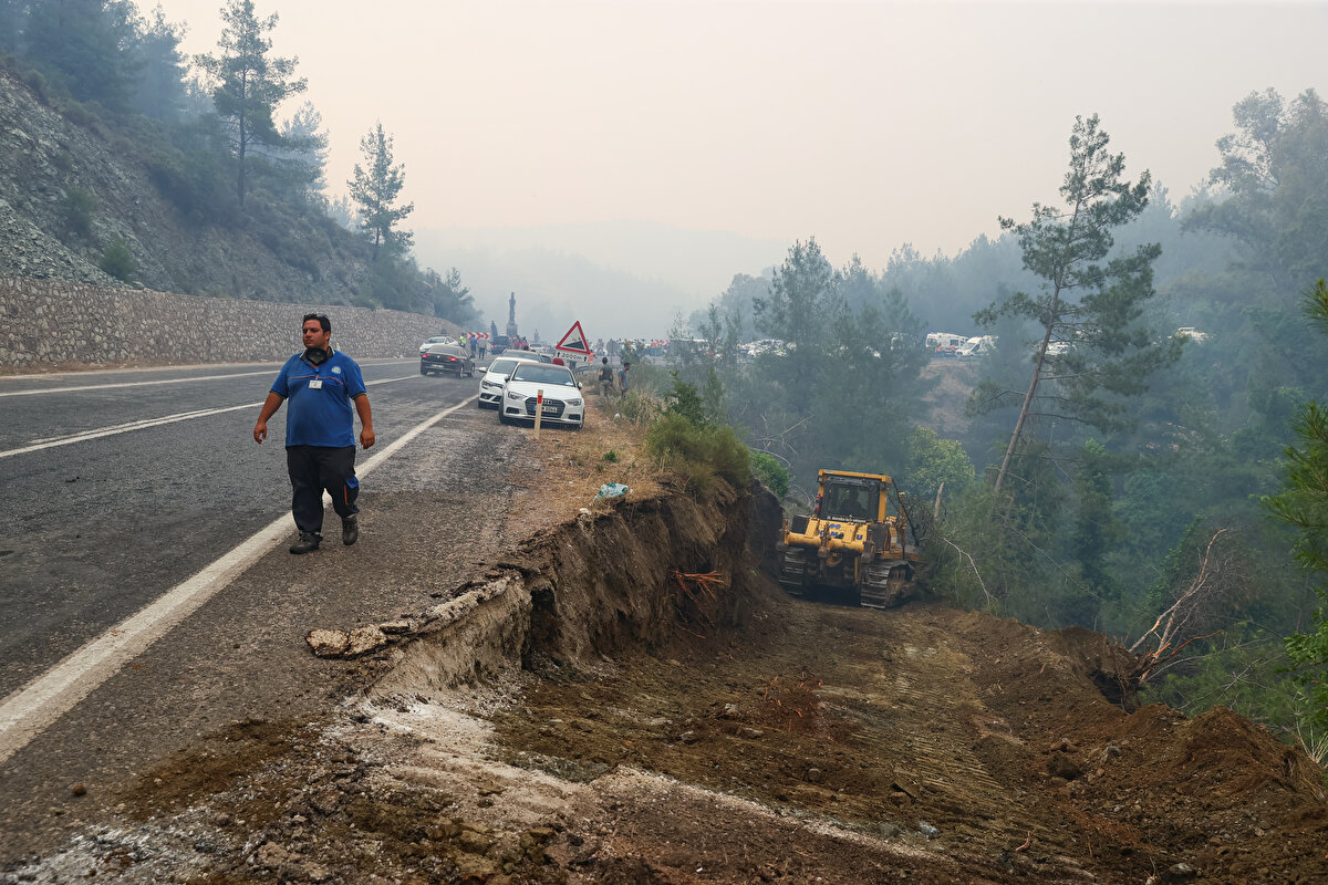 Motosiklet ile ilgili yapılan araştırmada motosiklet sahibinin S.A. olduğu, şahsın tehdit, basit yaralama, kişiyi hürriyetinden yoksun kılma ve trafik güvenliğini tehlikeye sokma suçlarından kaydının bulunduğu belirlendi.<br><br>