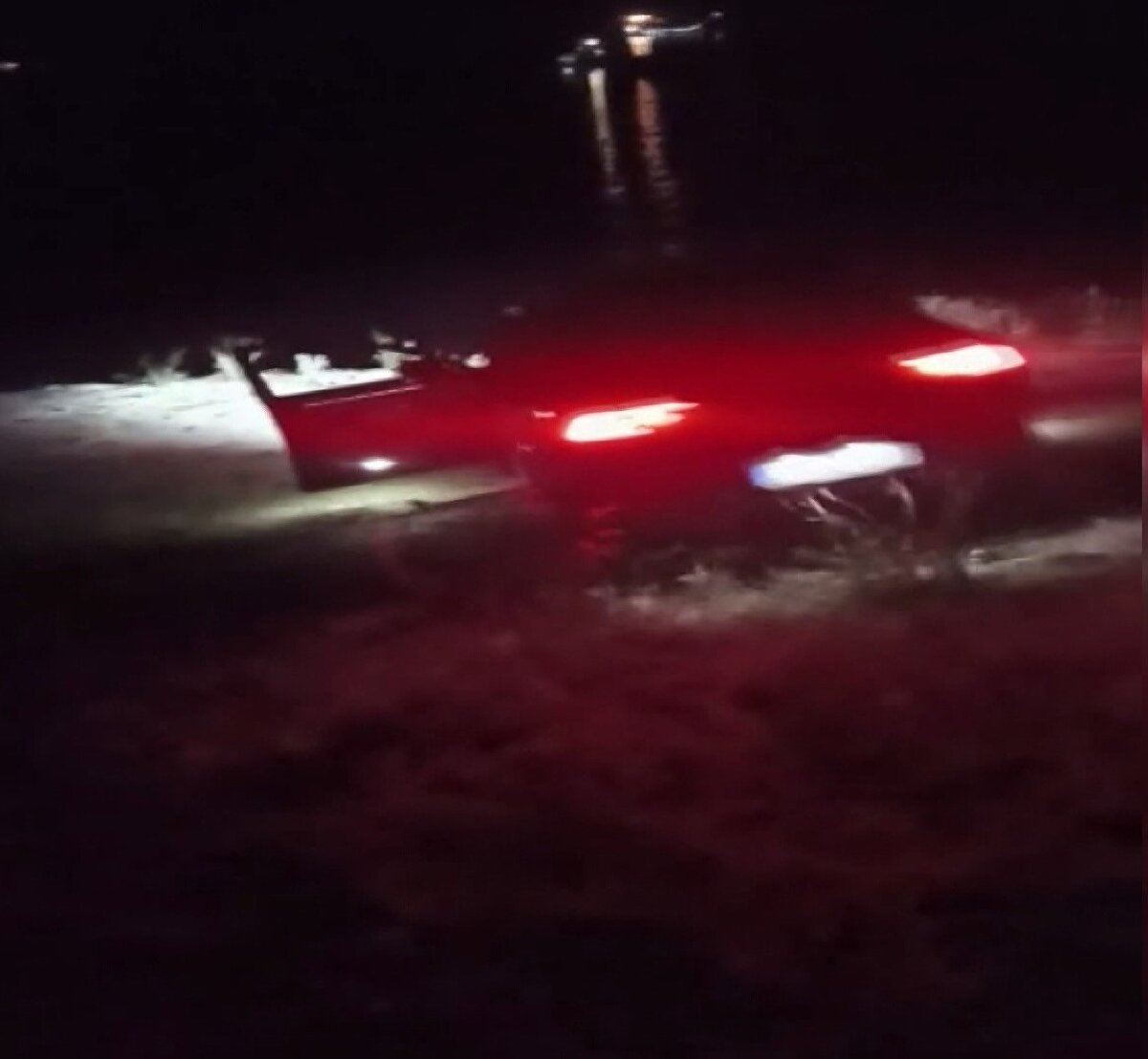 Deniz kıyısına düşüp ters dönen ve kullanılamaz hale gelen otomobili, olay yerine gelen itfaiye ekipleri buradan kaldırmak istedi.<br><br>