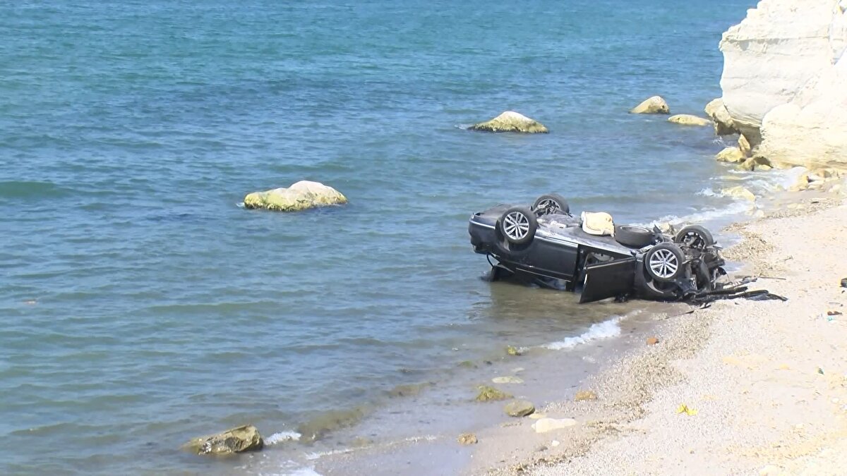 Ancak ulaşılması mümkün olmayan yere düşen otomobile müdahale edilemedi.<br><br>