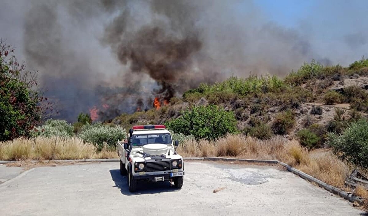 Bölgedeki yetkililer ve görgü tanıkları, sağanak ile birlikte gece saatlerinde çeşitli noktalarda görülen alevlerin söndüğünü belirtti.<br><br>Lefkoşa ve Girne'de de sağanak görüldü.