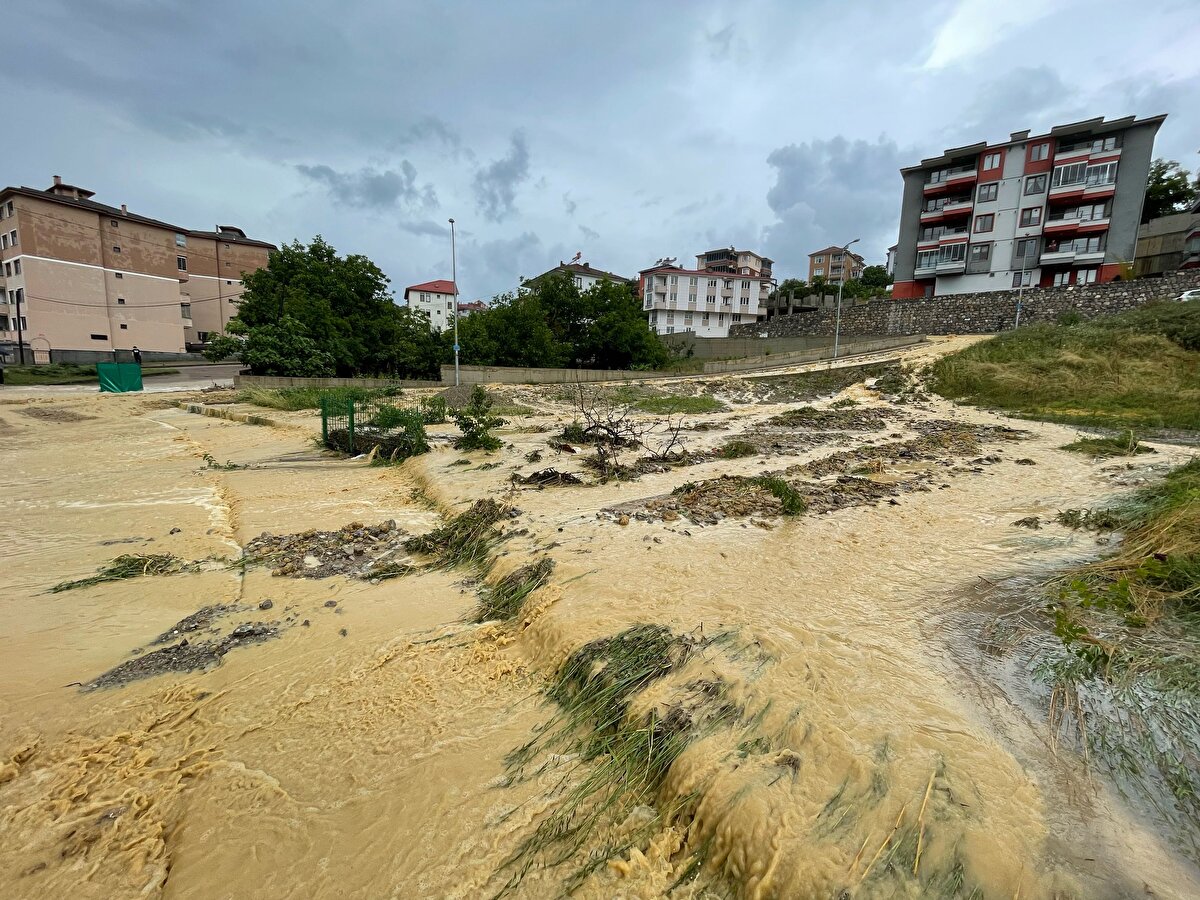 Meteoroloji’den yapılan uyarıda; “Karadeniz üzerinden gelmesi beklenen serin ve yağışlı havanın etkisi ile hava sıcaklarının hissedilir derecede azalması, Bölgemiz genelinde Kars, Ağrı, Iğdır mevsim normallerinin yer yer altında seyretmesi beklenmektedir. Yağışların; Kars ve çevrelerinde kuvvetli olacağı tahmin edildiğinden sel, su baskını, yıldırım, heyelan, yerel dolu yağışı, ulaşımda aksamalar gibi olumsuzluklara karşı dikkatli ve tedbirli olunmalıdır” ifadelerine yer verildi.