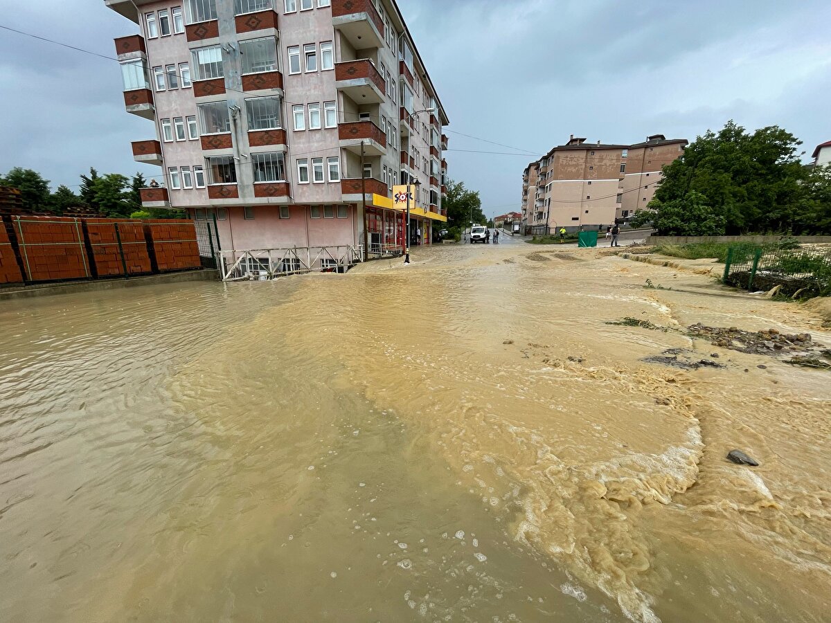 Öte yandan Meteoroloji Iğdır 16. Bölge Müdürlüğü’nden kuvvetli sağanak yağmur uyarısı yapıldı. Meteoroloji’den yapılan değerlendirmelere göre, bölge genelinde havanın çok bulutlu sağanak ve kuvvetli gök gürültülü sağanak yağışlı olacağı tahmin ediliyor. Sıcaklıkların mevsim normallerinin 1 ila 2 derece altında seyrettiği belirtilirken, rüzgarın Kars ve Ağrı’da kuzeyli, Iğdır'da güneyli yönlerden hafif zaman zaman orta kuvvette esmesi bekleniyor.