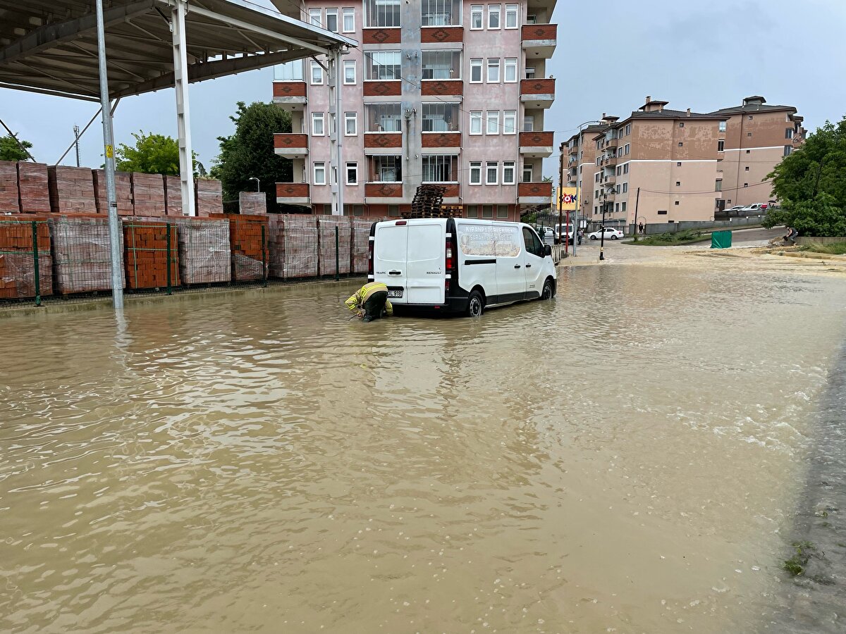 Kars’ta son günlerde etkili olan sağanak yağış, sel baskınlarına neden oldu. Kars’ın Digor ilçesine bağlı Kocaköy’de etkili sağanak yağmur, sele dönüştü. Selin geldiği köyde bazı evler sudan zarar gördü.