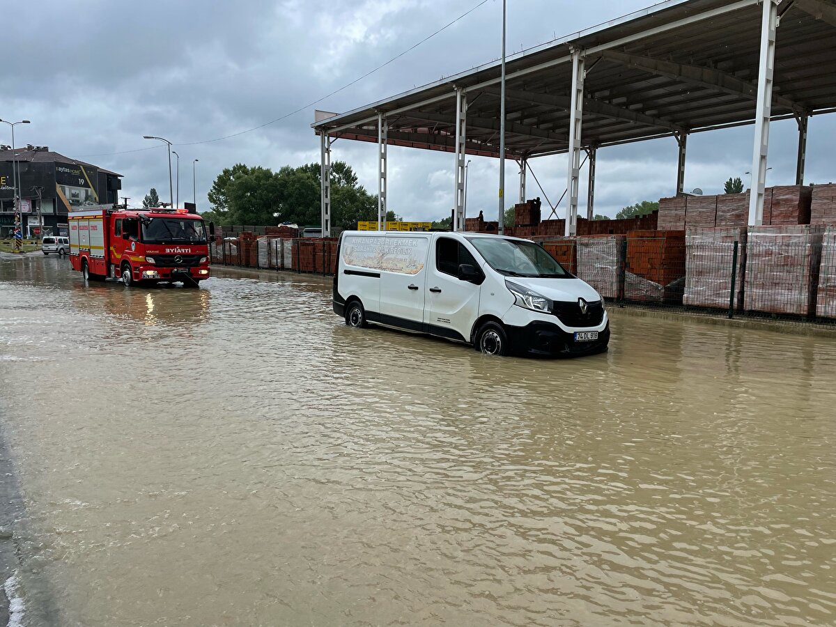 Digor Kaymakamı Orhan Gazi Karakaş, yağmur suları sonucu oluşan sel ve taşkında köyleri ve haneleri zarar gören Kocaköy köyü ziyaret ederek geçmiş olsun dileklerinde bulundu. Kaymakam Karakaş, selden zarar gören vatandaşlara bir süre sohbet etti. Selden zarar gören evlerde hasar tespiti çalışmaları ise başladı.