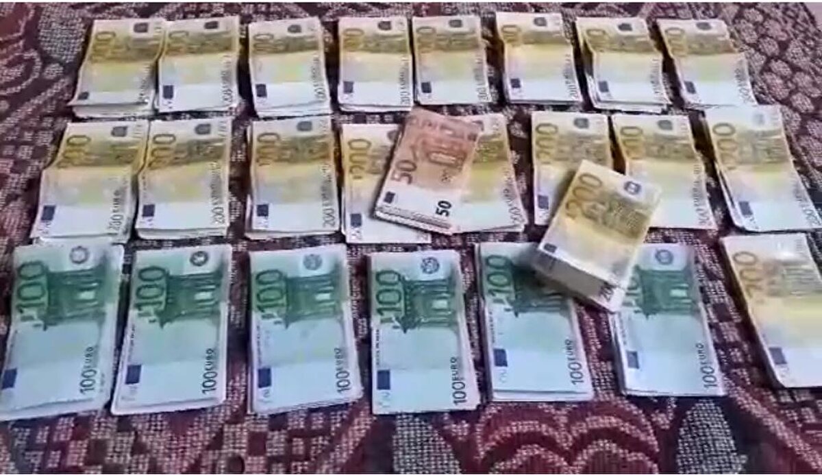 250 bin euro parasının olduğunu ve gelmeden önce bunu Türkiye'ye aktarmak istediğini iddia eden kadın, paraların olduğu bir video göstererek İmat Mollaahmet'ten hesap numarası istedi. 3 gün sonra Mollaahmet'i bankadan aradığını söyleyen bir kişi, paranın hesaba yattığını fakat vergilerden doğan bir bloke olduğunu ve bunun için bir kısım para ödemesi gerektiğini bildirdi.