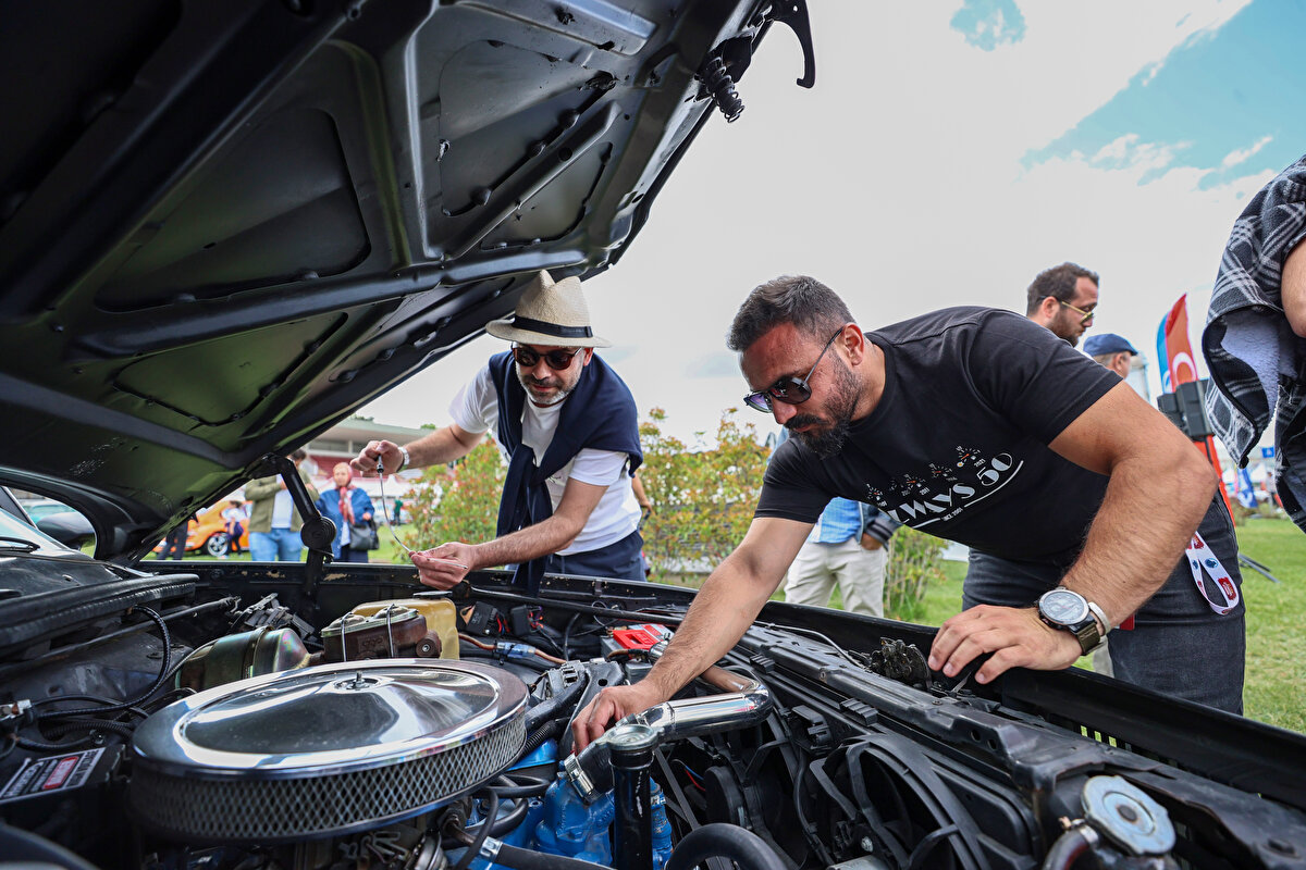 <br><br>Türkiye'nin en büyük 'Klasik Otomobil Festivali' başladı.<br><br><br><br>'Klasik Otomobil Festivali', Başkent Millet Bahçesi’nde klasik otomobil tutkunlarını bir araya getirmeye başladı.<br>