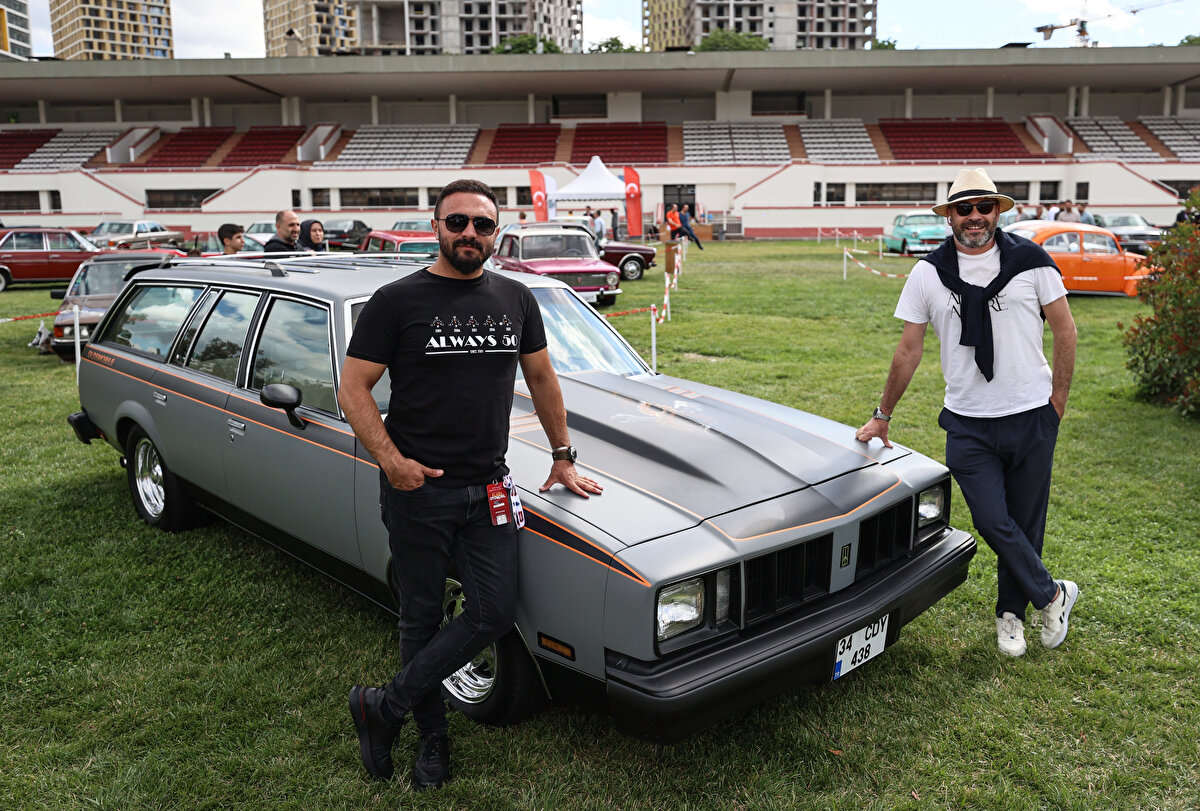 Festivalin açılışı da otomobil severlerin katılımıyla gerçekleşti.