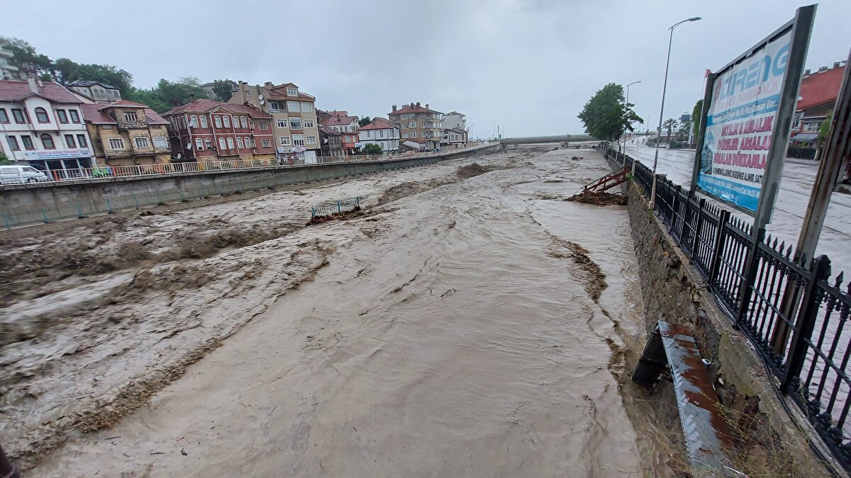 Öte yandan olumsuz hava koşulları sebebiyle oluşturulan kriz masası ile tüm kurumlar teyakkuza geçirildi. Beklenen şiddetli yağış öncesinde Kastamonu Valiliği, 410 personel, 11 dalgıç, 3 kurtarma botu ve 318 makine ekipmanı kuzey kesimlerine konuşlandırdı. Yapılan planlama ile olası riskli durumlara anında müdahale edilmesi hedefleniyor. Ayrıca 112 çağrı merkezinde oluşturulan özel ekip ile gelecek olan ihbarlar tek elden hızlı bir şekilde koordine edilecek.<br><br>