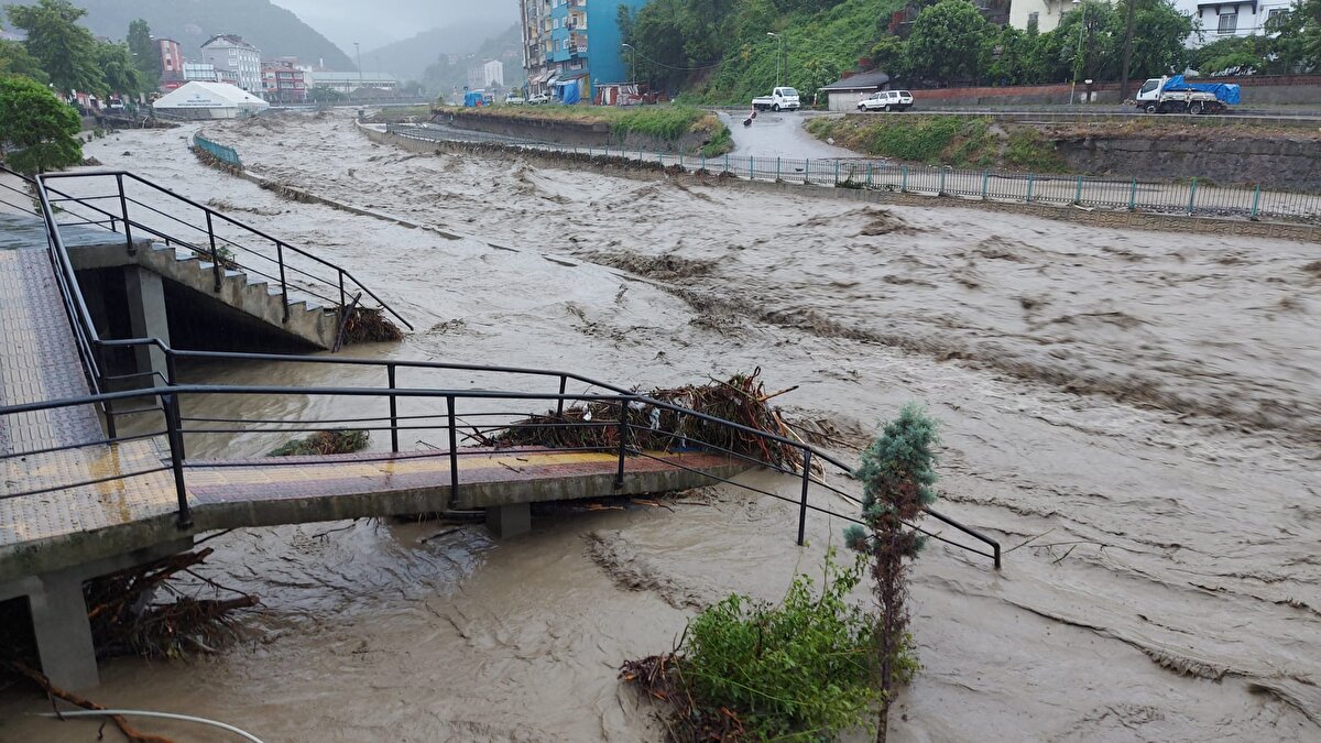İnebolu'da Söke Çayının taşma riskine karşı alınan tedbirleri yerinde incelemeyen İnebolu Kaymakamı Ahmet Vezir Baycar, "İki gündür Meteoroloji ve AFAD tarafından gerekli uyarılar yapıldı. Bu çerçevede ilçemizde yapılan uyarılarla birlikte şiddetli yağışlarda devam etmektedir. Yağışlarla birlikte ilçemizden geçen çayın su seviyesinin yükseldiğini görüyoruz. Bu yüzden vatandaşlarımızı sık sık olumsuz durumlara karşı uyarıyoruz. Vatandaşlarımız dikkatli olsunlar, dere kenarında bulunan araçların kesinlikle kaldırılması, alt katta oturan vatandaşların özellikle dere kenarında alt katta oturan vatandaşlarında üst katlara çıkmaları, ikinci bir uyarıya kadar işyerlerinin de kesinlikle açılmamasını halkımızdan istirham ediyorum. Tedbirli bir şekilde panik yapmadan tedbirlerimizi alalım. İnşallah bu sınavımızı da kayıpsız başarılı bir şekilde geçireceğiz. En az riskle atlatacağız. Vatandaşlarımızın her türlü olumsuz durumlara karşı dikkatli olmalarını rica ediyorum" dedi.<br><br>