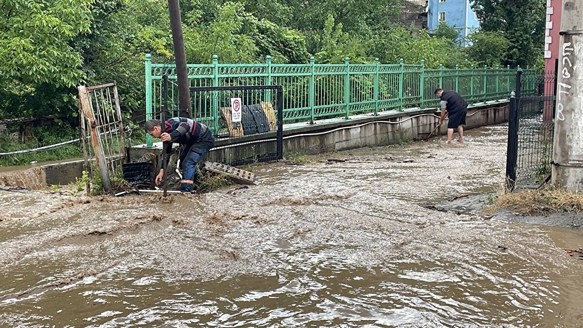 Afet ve Durum Yönetimi Başkanlığı (AFAD) ile Meteoroloji Genel Müdürlüğü tarafından kırmızı kod uyarısı yapılan Kastamonu’da sabah saatlerinde çay ve dereler taşmaya başladı.  <br><br>İnebolu ilçe merkezinden geçen Söke Çayı taştı, 2 köprü çöktü. Sağanak nedeniyle iş yerlerinin açılmaması ve giriş ile birinci katta oturan vatandaşların üst katlara çıkması uyarısı yapıldı. <br><br>