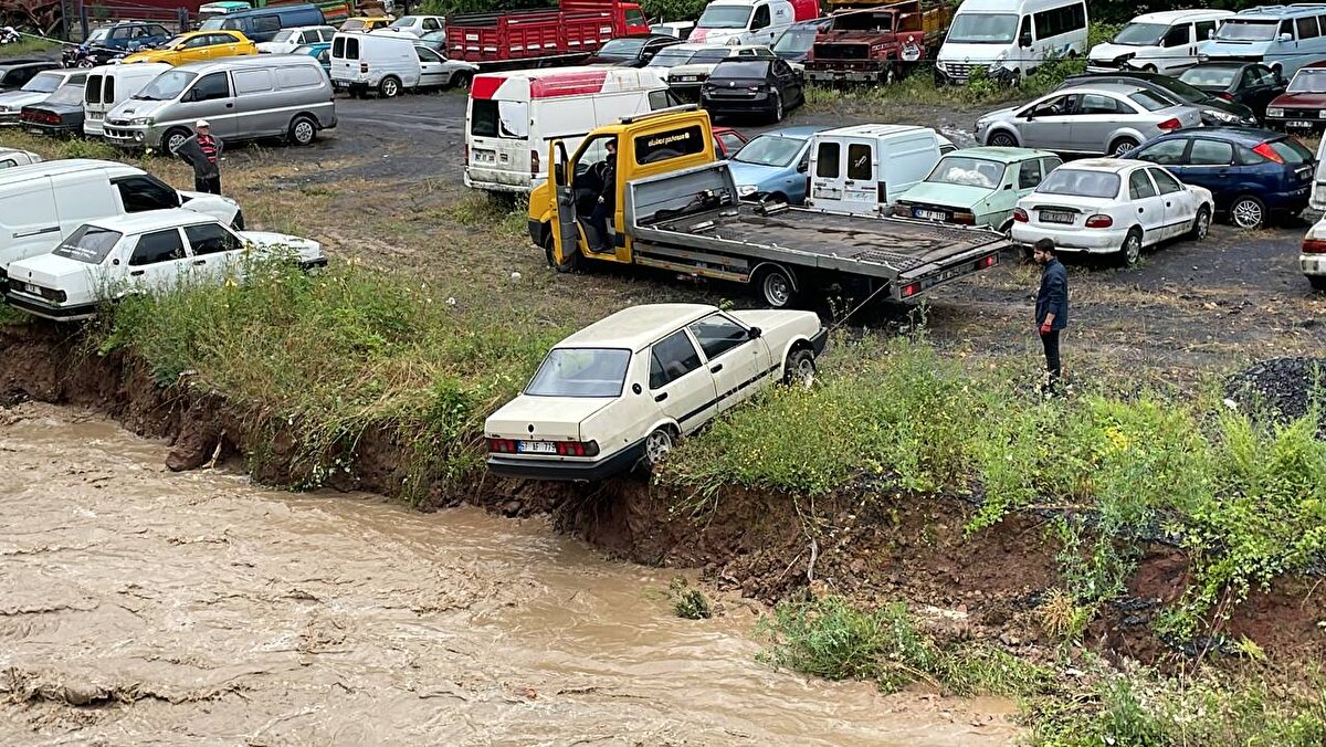 Bölgede şu ana kadar 30 evin tahliye edildiği, 100'ün üzerindeki kişinin güvenli bölgeye taşındığı öğrenildi.<br><br>Vatandaşlardan bir bölümü yakınlarının evlerine giderken bir bölümü ise misafirhanede ağırlanıyor.<br><br>