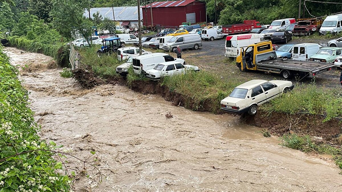 Filyos Çayı'nın yükselmesi nedeniyle ilçeye girişi sağlayan Gökçebey Köprüsü de tedbir amaçlı kapatıldı.<br><br>