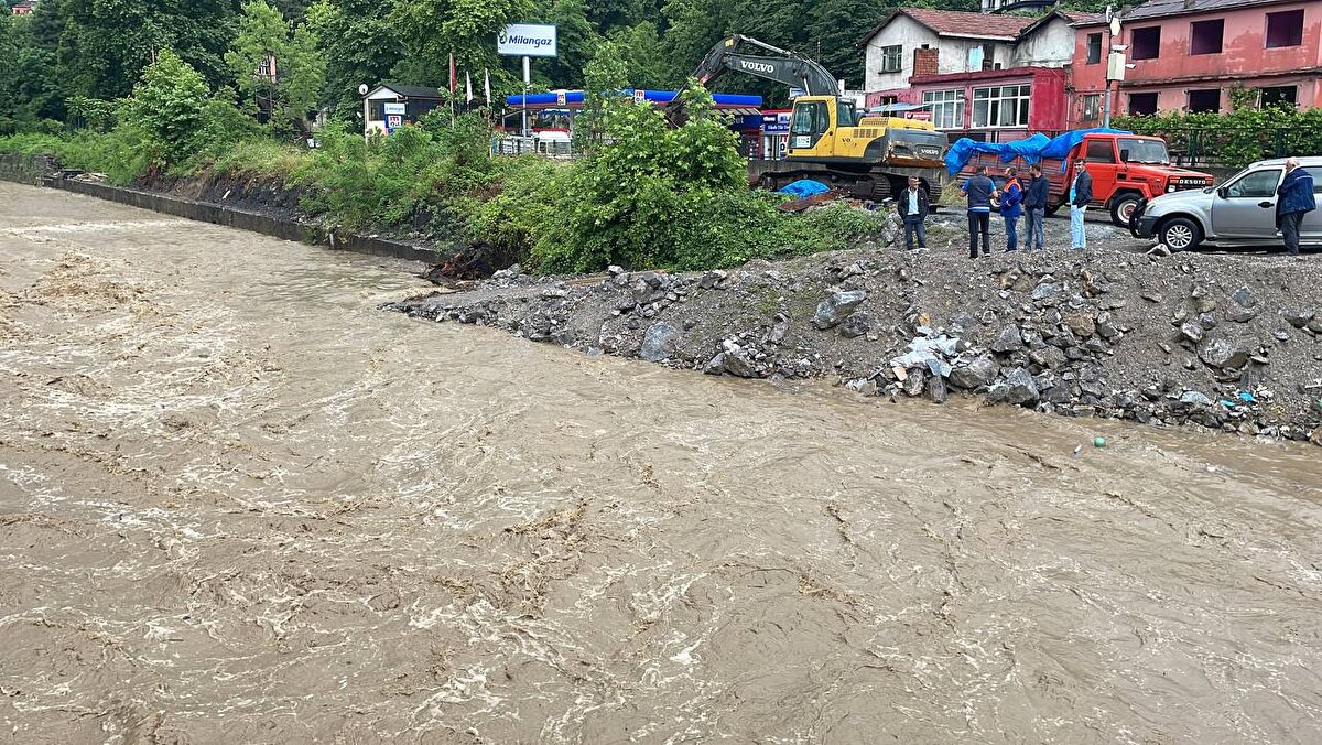 Kastamonu’da da sağanak etkiliydi. Sada Gölü yükseldi. Şenpazar ve Cide ilçelerini Kastamonu’ya bağlayan köprü yıkıldı. <br><br>Bölgede ulaşım dururken sürücüler alternatif yollara yönlendirildi.