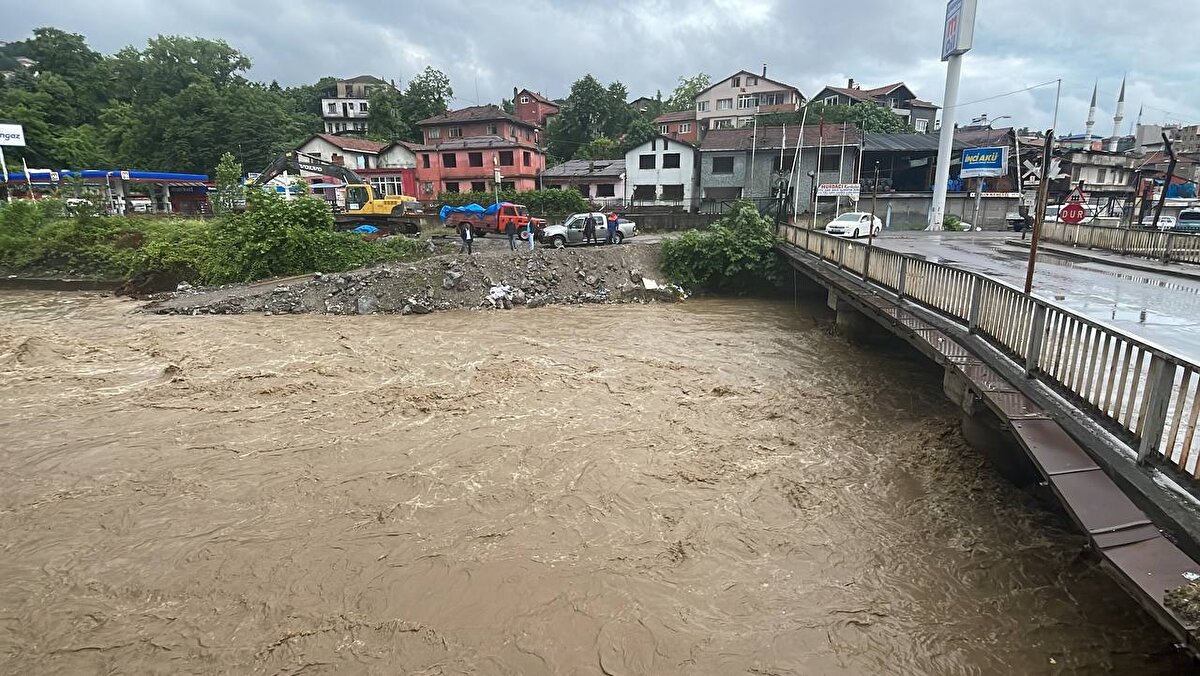 Karabük'te de metrekareye 50 kilogram yağış düştü. Sağanak, Yenice ilçesinde heyelanlara yol açtı. <br><br>Bazı yollarda ulaşım durdu. Bir köprü kısmen çöktü. Sel bölgesinde temizleme çalışmaları sürüyor.