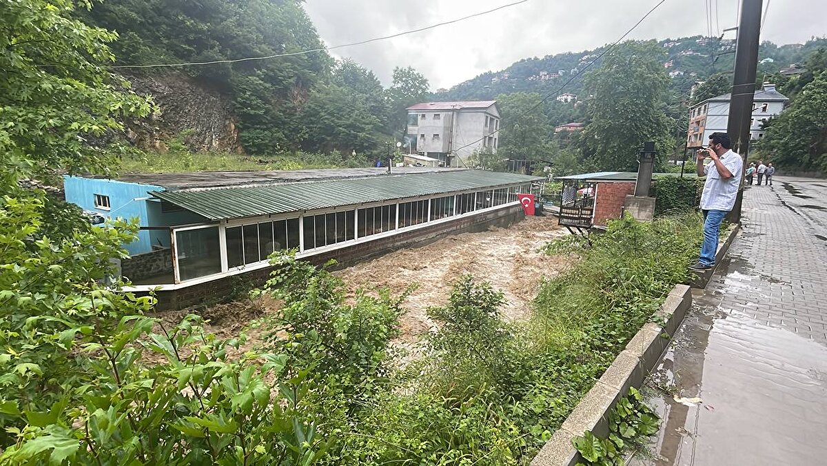 Bartın'a 2 günde 150 kilogramdan fazla yağış düştü. Epçiler köyünden geçen dere taştı.<br><br>Dere kenarındaki mahallede 60 ev ve işyerinde su baskını oldu. Bazı evlerin temeli suyla doldu.