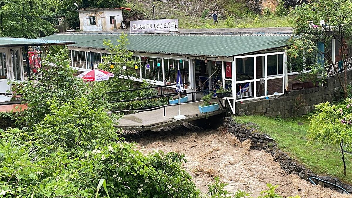 Bölgede önlemler artırıldı. AFAD, 6 evin tahliyesine karar verdi. Vatandaşlar, misafirhanelere yönlendirildi.<br><br>AFAD Başkanlığı çevre illerden 4 dalgıç ekibi ve 6 arama kurtarma ekibini göreve çağırdı.<br><br>İl genelinde bütün iş makinaları tedbir amaçlı hazır tutuluyor. <br><br>