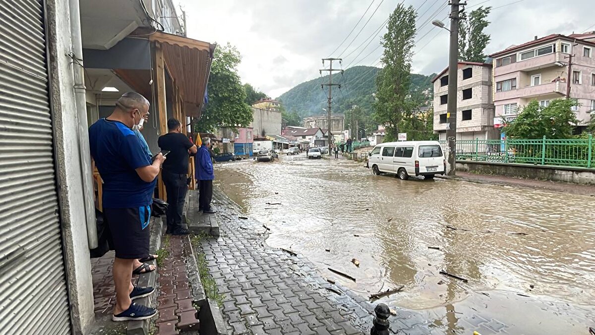 Zonguldak'ta sağanak nedeniyle Çaydamar Deresi taştı, bazı ev ve iş yerlerini su bastı.<br><br>Kent merkezinde sabah saatlerinde başlayan ve etkisini artıran sağanak dolayısıyla Çaydamar Deresi taştı.<br><br>Çaydamar Mahallesi'nde dere kenarındaki bir otoparkın istinat duvarı heyelan nedeniyle yıkıldı.