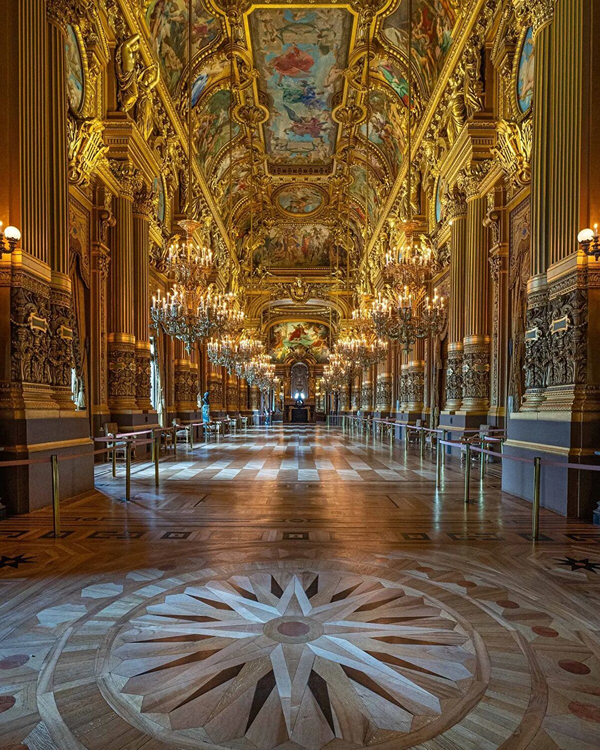 Garnier’in planladığı yapı, dört bölümden oluşuyor ve yapıda fuaye alanı, ana salon, müze ve kütüphane gibi dikkat çekici alanlar bulunuyor. Neo-barok tarzda tasarlanan opera binası salonunda 2297 kişiyi ağırlayabiliyor ve hem iç hem de dış görünümüyle görenleri büyülüyor. 