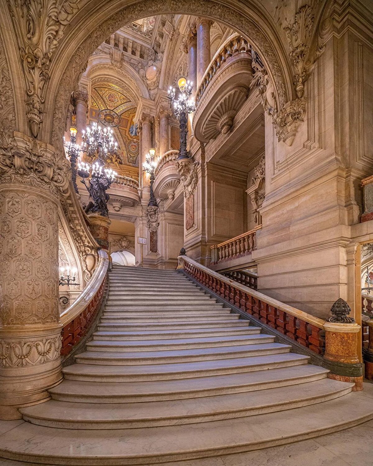 Geniş merdivenleri ve fuaye alanının yanı sıra mozaik kubbeli tavanları da ziyaretçilerini etkiliyor. Tavan resimleri 1964 yılında ressam Marc Chagall tarafından çiziliyor. Fuaye alanındaki tavan resimlerinde 9 bestekar ve eserlerinin anlatıldığı figürlerin yer aldığı ifade ediliyor; Mozart’ın sihirli flütü, Çaykovski’nin kuğu gölü balesi ve Berlioz’dan Romeo ve Juliet bazıları. Mimari özelliklerine ek olarak; opera binası, ¨Operadaki Hayalet¨ müzikali hikayesinin geçtiği yer olmasıyla da ilgi çekiyor. 