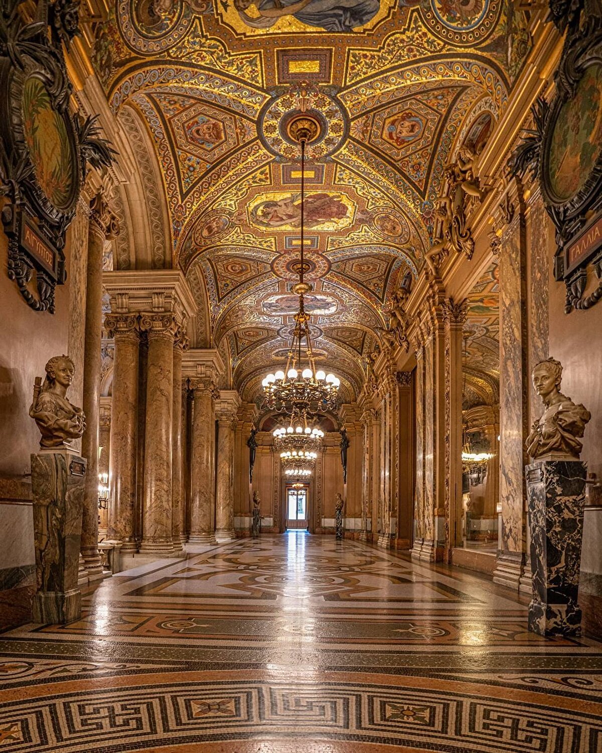 Turistik olarak da gezebileceğiniz opera binası 1923’de Fransız Tarihi Anıtlar listesine giriyor. 