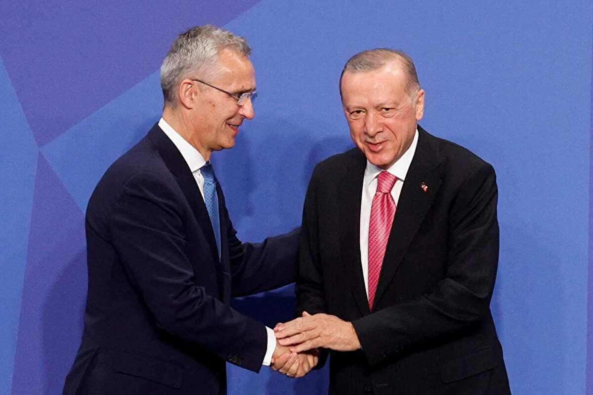 Türkiye'yi Cumhurbaşkanı Recep Tayyip Erdoğan'ın temsil ettiği zirveye, NATO üyesi 30 ülkenin devlet veya hükümet başkanları ve davetli ülke statüsüyle Hint-Pasifik'ten Avustralya, Yeni Zelanda, Japonya, Güney Kore, Avrupa'dan Finlandiya, İsveç, Avusturya, İrlanda, Malta, Güney Kıbrıs Rum Kesimi, Bosna Hersek ve Gürcistan, Kuzey Afrika'dan da Ürdün ve Moritanya katıldı.<br><br>