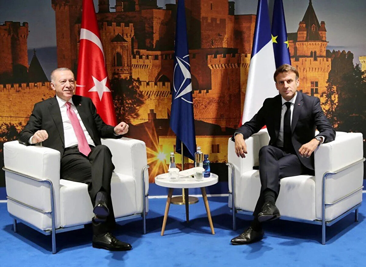 CUMHURBAŞKANI ERDOĞAN, MACRON İLE GÖRÜŞTÜ<br>Cumhurbaşkanı Erdoğan ise resmi oturum öncesinde Fransa Cumhurbaşkanı Macron ile görüştü.