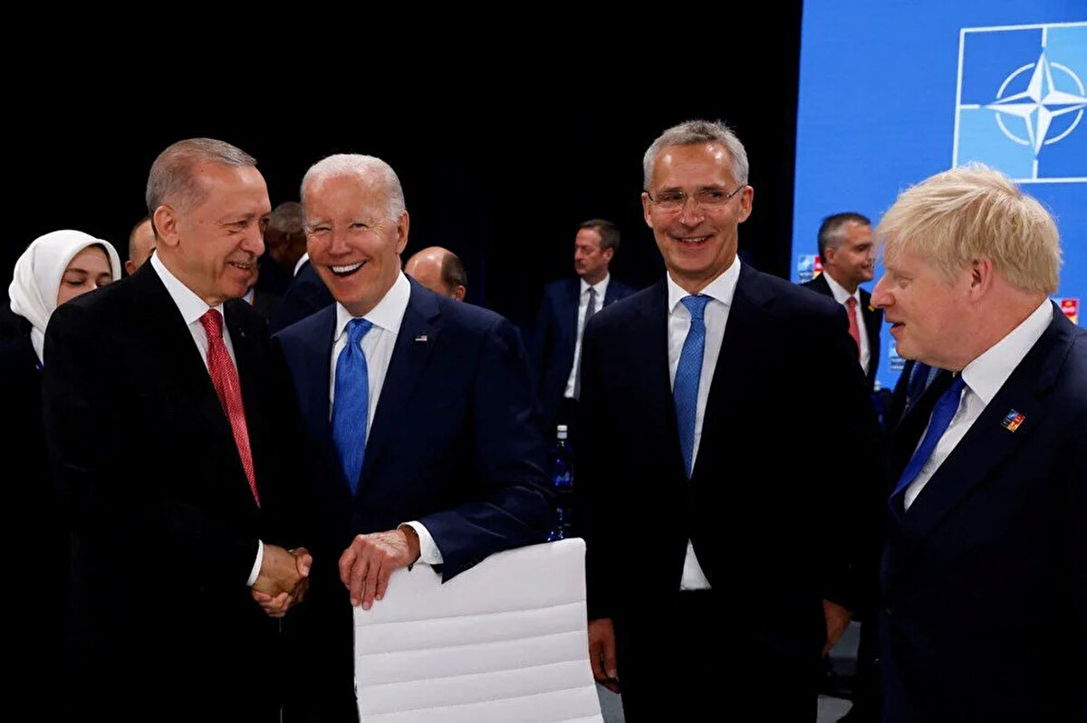 İspanya'nın başkenti Madrid'de organize edilen 32. NATO Zirvesi, İspanya Kralı 6. Felipe'nin Kraliyet Sarayı'nda dün akşam liderlere verdiği akşam yemeği ile başladı.<br><br>